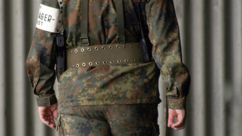 Der Amerikaner klaute seiner Bar-Bekanntschaft die Feldjäger-Uniform samt Pistolen-Holster.
