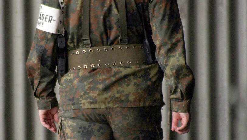 Der Amerikaner klaute seiner Bar-Bekanntschaft die Feldjäger-Uniform samt Pistolen-Holster.