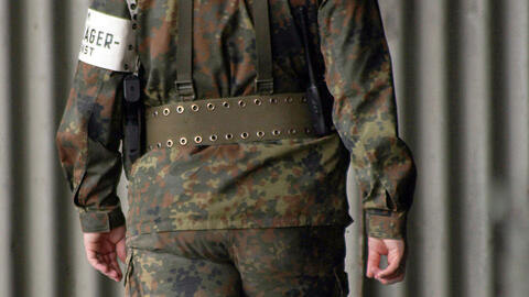 Der Amerikaner klaute seiner Bar-Bekanntschaft die Feldjäger-Uniform samt Pistolen-Holster.