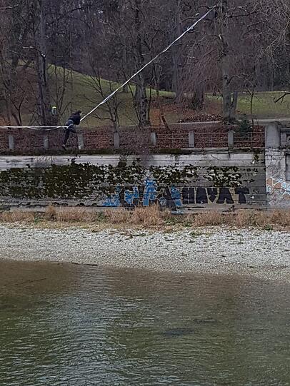 Ein junger Mann tanzte auf einem Seil, das über der Isar gespannt war - bei frostigen Temperaturen.