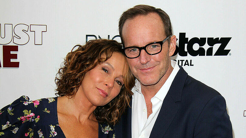 Jennifer Grey und Clark Gregg gemeinsam auf dem roten Teppich