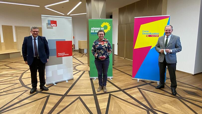 Die Kultursprecher Volkmar Halbleib (SPD, l.), Sanne Kurz (Grüne) und Wolfgang Heubisch (FDP) im Landtag.