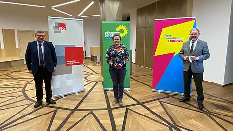 Die Kultursprecher Volkmar Halbleib (SPD, l.), Sanne Kurz (Grüne) und Wolfgang Heubisch (FDP) im Landtag.