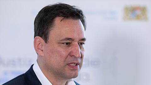 Georg Eisenreich nimmt an einer Pressekonferenz teil.