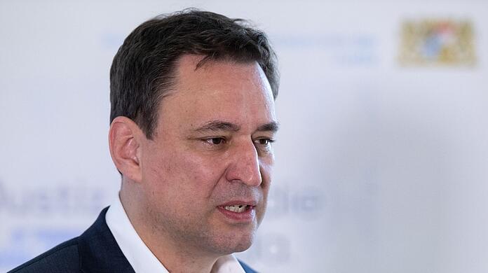 Georg Eisenreich nimmt an einer Pressekonferenz teil.