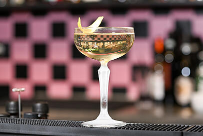 Den Klassiker French 75 kann man mit Champagner oder Crémant zubereiten. Den Klassiker French 75 kann man mit Champagner oder Crémant zubereiten.