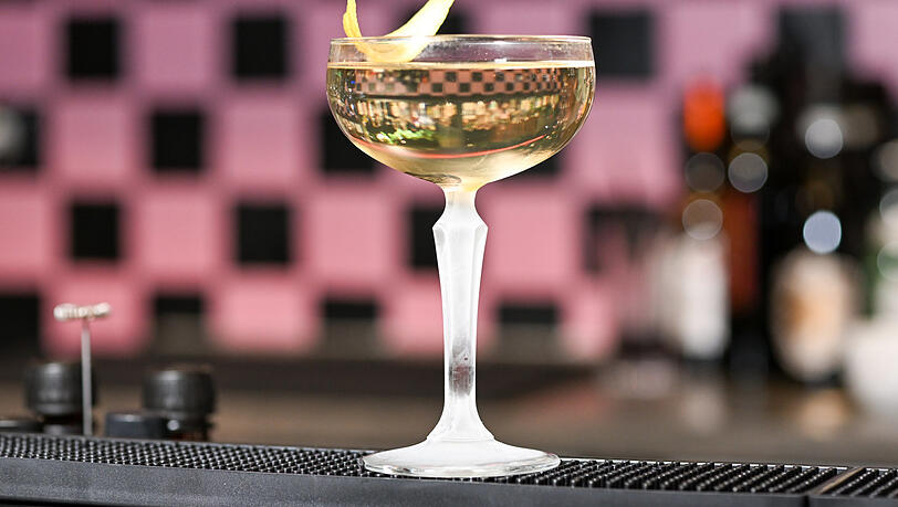 Den Klassiker French 75 kann man mit Champagner oder Crémant zubereiten. Den Klassiker French 75 kann man mit Champagner oder Crémant zubereiten.