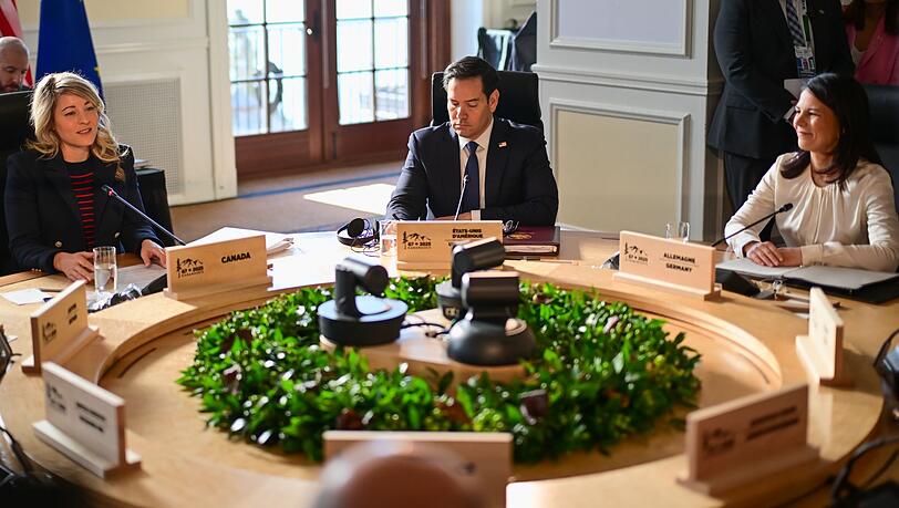 Die Minister nahmen an einem runden Tisch Platz.