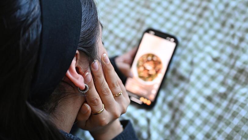 Die Social-Media-Nutzung bei vielen Jugendlichen ist laut einer neuen Studie weiter riskant. (Archivbild)