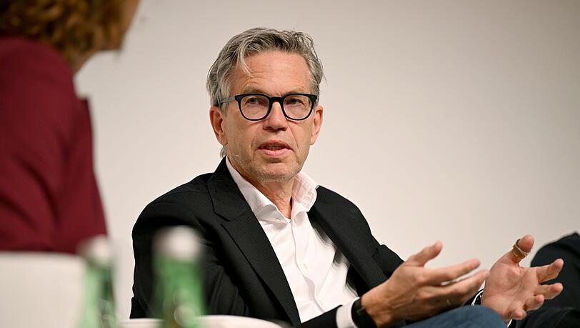 Raus aus dem guten alten DSL-Internet, fordert Vodafone-Deutschlandchef Marcel de Groot. Raus aus dem guten alten DSL-Internet, fordert Vodafone-Deutschlandchef Marcel de Groot.