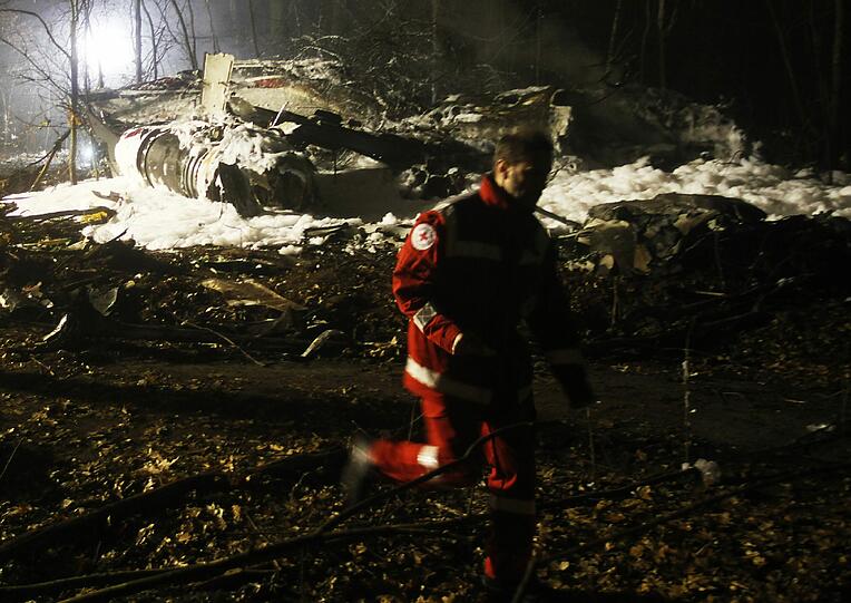 Am Donnerstagabend war ein Kleinflugzeug aus dem österreichischen Linz kommend bei Nebel in ein Waldstück nahe des Flugplatzes gestürzt und in Flammen aufgegangen.

Dass die weiteren Insassen noch lebend gefunden werden, sei sehr unwahrscheinlich, hieß es. Die Polizei ging am Morgen davon aus, dass insgesamt fünf oder sechs Menschen in dem Flugzeug saßen. Am Abend waren zunächst drei Leichen geborgen worden - die Bilder.