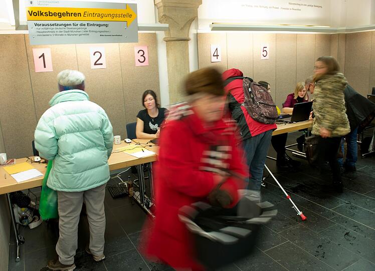 Mittelmäßiger Andrang beim Start des Volksbegehrens gegen die Studiengebühren in Bayern.