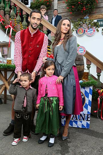 Mehdi Benatiamit Ehefrau Cecile, Tochter Lina und Sohn Kays