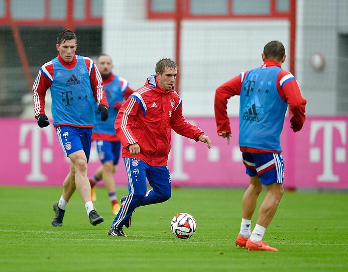 Der FCB-Schock in Bildern - hier wird der verletzte Philipp Lahm beim Training abtransportiert!