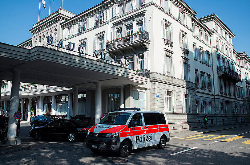Die FIFA im Fokus der Justizbehörden. Über ein Dutzend Polizeibeamte haben am Mittwochmorgen sechs FIFA-Funktionäre aus diesem Hotel in Zürich abgeführt.