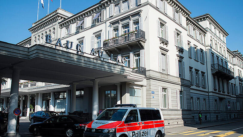 Die FIFA im Fokus der Justizbehörden. Über ein Dutzend Polizeibeamte haben am Mittwochmorgen sechs FIFA-Funktionäre aus diesem Hotel in Zürich abgeführt. Die FIFA im Fokus der Justizbehörden. Über ein Dutzend Polizeibeamte haben am Mittwochmorgen sechs FIFA-Funktionäre aus diesem Hotel in Zürich abgeführt.