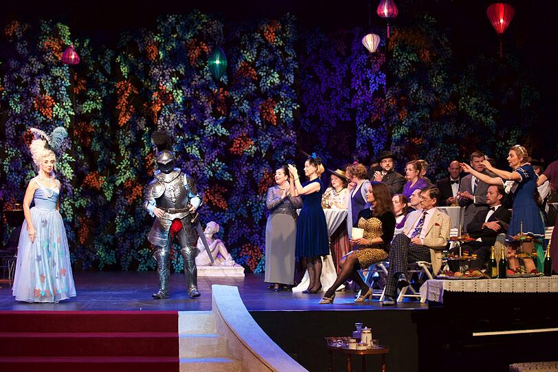 Elaine Ortiz Arandes (Ernestine), Juan Carlos Falcón (Carlos Rodriguez Parzival Carnefas), Ann-Katrin Naidu (Petermann), Martin Hausberg (Herr Saalberger-Weidekamp), Chor des Staatstheaters am Gärtnerplatz