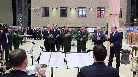 Valery Gergiev (rechts) mit dem russischen Präsidenten Wladimir Putin sowie Vertretern des Miltärs und der Rüstungsindustrie bei der Ausstellung von Waffen und geretteten Kulturgütern im Oberkommando der russischen Streitkräfte in Moskau.