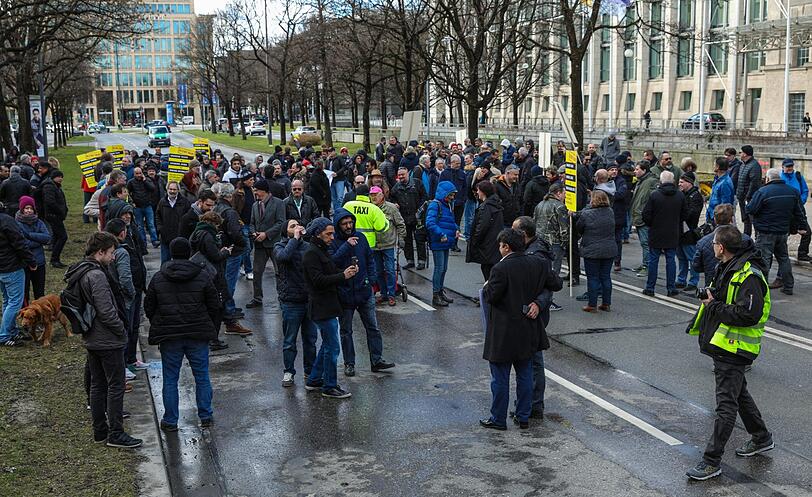 Die Münchner Taxifahrer demonstrierten am Mittwoch vor der Staatskanzlei.
