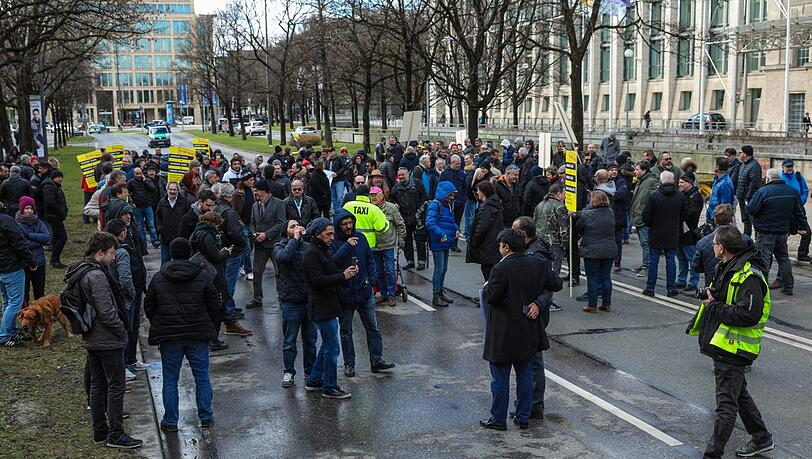 Die Münchner Taxifahrer demonstrierten am Mittwoch vor der Staatskanzlei. Die Münchner Taxifahrer demonstrierten am Mittwoch vor der Staatskanzlei.