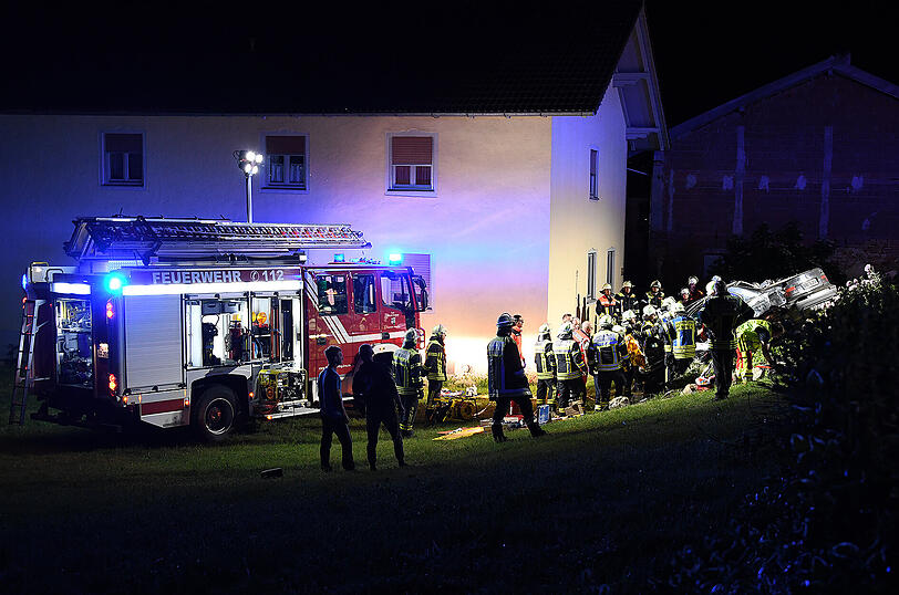 Der 48-Jährige aus Gangkofen wurde durch den Aufprall im seinem BMW eingeklemmt, musste von den Einsatzkräften der Feuerwehr befreit werden und kam schwer verletzt ins Krankenhaus Mühldorf.