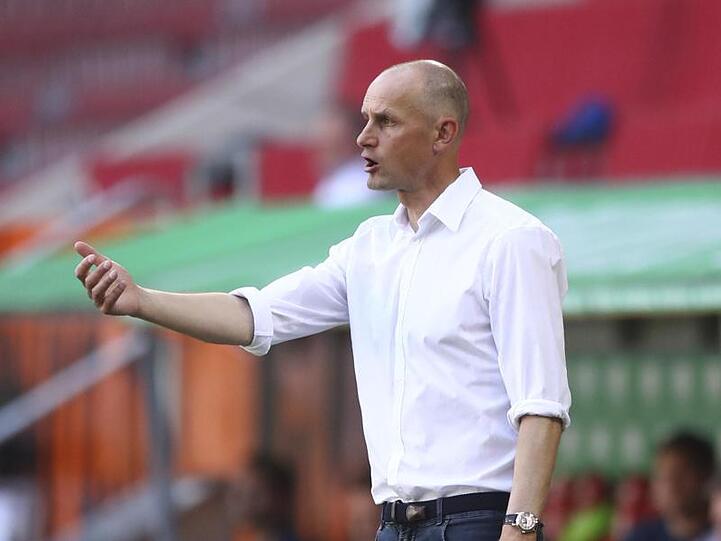 Der Augsburger Trainer Heiko Herrlich gestikuliert. Foto: Matthias Schrader/AP/POOL/dpa