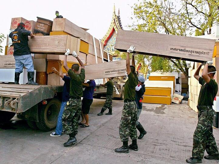 Thailändische Soldaten bringen Särge zum Yan Yao-Tempel auf Khao Lak.