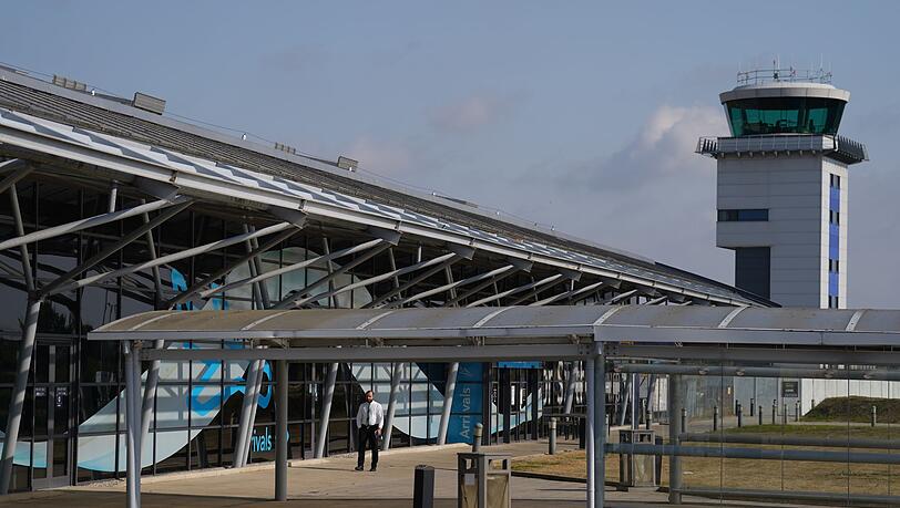 Der Flughafen London Southend bleibt nach dem Absturz eines Geschäftsflugzeugs vorübergehend geschlossen.