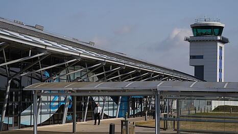 Der Flughafen London Southend bleibt nach dem Absturz eines Geschäftsflugzeugs vorübergehend geschlossen.
