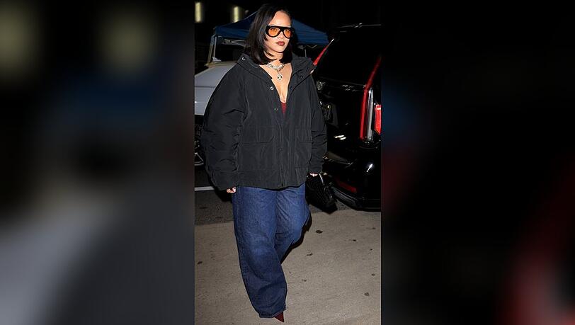 Rihanna in einem der größten Denim-Trends im Herbst: Balloon Jeans.