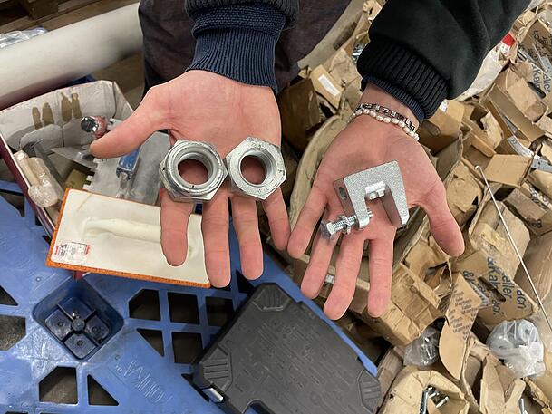 Große Schrauben: Industrie-Restposten für Upcycling.