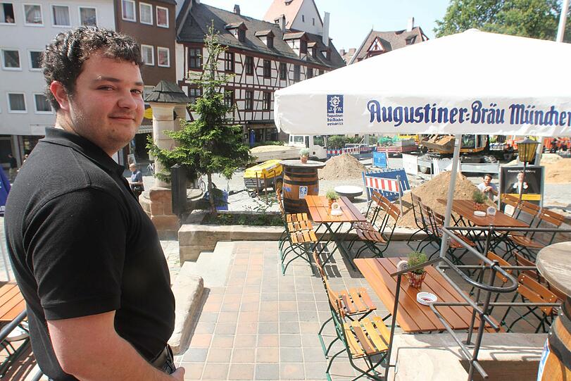 Leere Tische und Stühle bei Marco Latino, Junior-Chef vom Gasthaus Zum Albrecht&ndash;Dürer-Haus. Er hofft, dass die Baustelle bald weg ist.