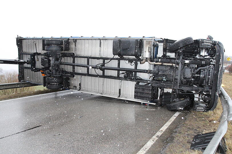 Starker Wind macht Bayerns Straßen unsicher: Am Freitag erfasste eine Windböhe einen LKW - der dadurch umstürzte und die Fahrbahn in beide Richtungen blockierte. Der Fahrer hatte Glück - er wurde nur leicht verletzt. Die Bilder!