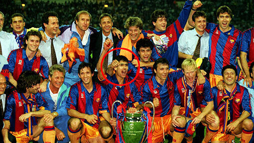 1992: Der FC Barcelona gewinnt den Europapokal der Landesmeister mit Trainer Johan Cruyff. Pep Guardiola, die linke Hand am Pott, jubelt direkt vor seinem Mentor. 1992: Der FC Barcelona gewinnt den Europapokal der Landesmeister mit Trainer Johan Cruyff. Pep Guardiola, die linke Hand am Pott, jubelt direkt vor seinem Mentor.
