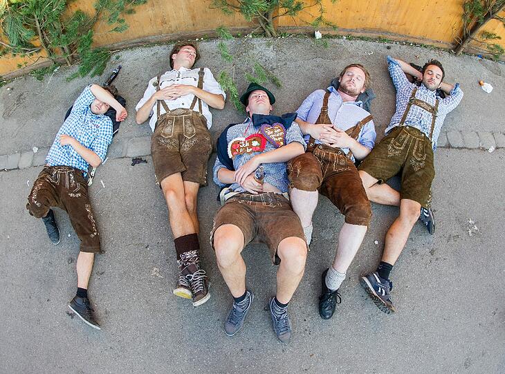 Diese fünf Burschen mussten ihren Wiesn-Besuch vorzeitig unterbrechen und eine Pause auf dem Asphalt einlegen.