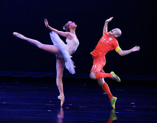 Schwannensee mal anders: Arjen Robben als sterbender Schwan im Ballett.