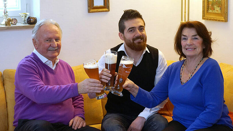 Günter und Klara Zachmeier und Ibrahim Hanna verbindet syrisch-deutsche Freundschaft, hier zu Hause bei Zachmeier.