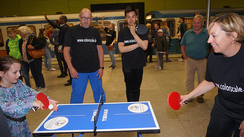 Ein Tischtennis-Match in der fahrenden U-Bahn oder am Bahnsteig &ndash; das war am Sonntag beim zweiten "Münchner U-Bahn Tischtennis-Turnier" möglich. Die Bilder.