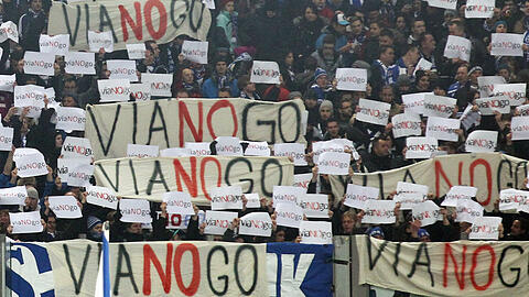 Bei einem Schalke Spiel demonstrieren Fans gegen die Ticketplattform Viagogo.