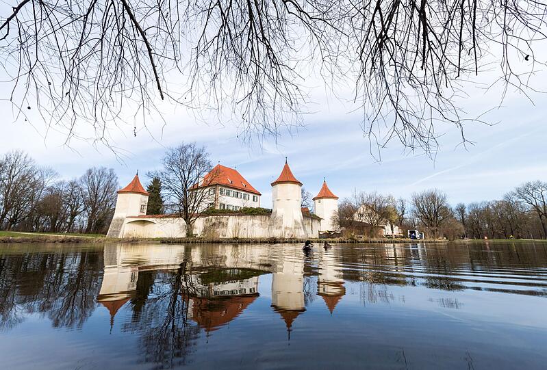 Das Schloss Blutenburg spiegelt sich.