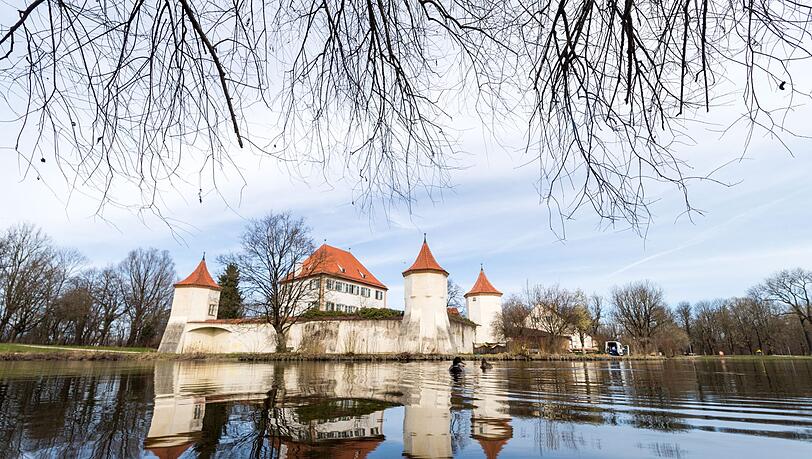 Das Schloss Blutenburg spiegelt sich. Das Schloss Blutenburg spiegelt sich.