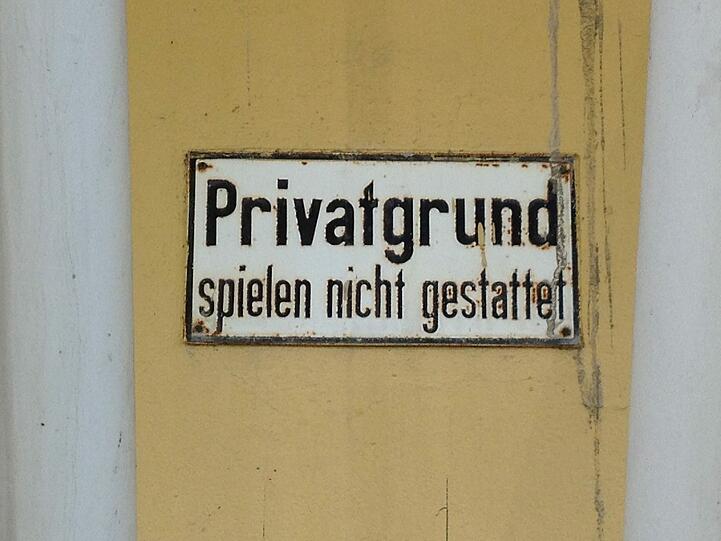 In diesen Innenhof in der Maxvorstadt darf man fast gar nichts - zumindest wenn es nach den Schildern geht.