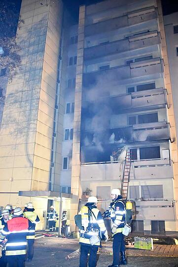 Das Feuer brach auf einem Balkon im zweiten Stock aus und griff auf die Wohnung über.