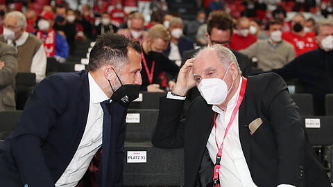 Wie viel hat Uli Hoeneß (r.) noch beim FC Bayern mitzureden? Für Felix Magath könnte der Einfluss des Ehrenpräsidenten zum Problem werden – auch für Sportdirektor Hasan Salihamidzic (l.).