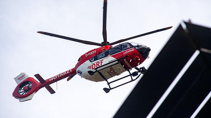 Der Radfahrer stürzte und wurde mit einem Rettungshubschrauber in eine Klinik geflogen. (Symbolbild)