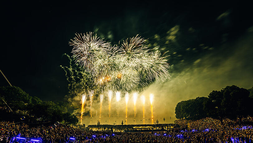 Eine spektakuläre Feuerwerksshow: So hat der Licht- und Farbzauber beim Festival Sommernachtstraum am Olympiasee vergangenen Sommer ausgesehen.