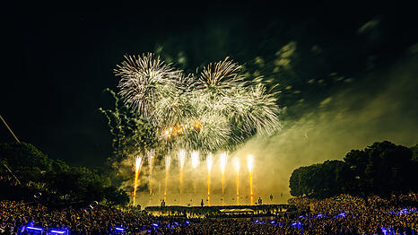 Eine spektakuläre Feuerwerksshow: So hat der Licht- und Farbzauber beim Festival Sommernachtstraum am Olympiasee vergangenen Sommer ausgesehen.