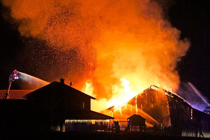Nach dem Feuer mit 100 toten Tieren in Schalkham (Landkreis Landshut) ist die Brandursache weiter unklar. Nach dem Feuer mit 100 toten Tieren in Schalkham (Landkreis Landshut) ist die Brandursache weiter unklar.