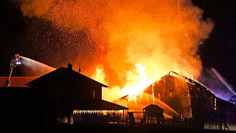 Nach dem Feuer mit 100 toten Tieren in Schalkham (Landkreis Landshut) ist die Brandursache weiter unklar.