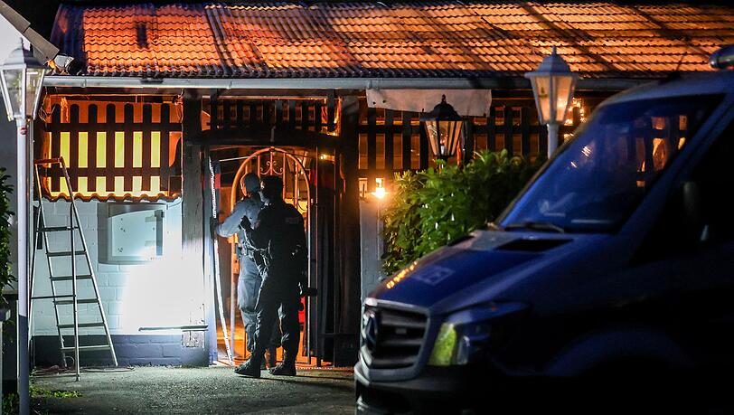 1.200 Polizisten sind bei der Razzia im Einsatz.